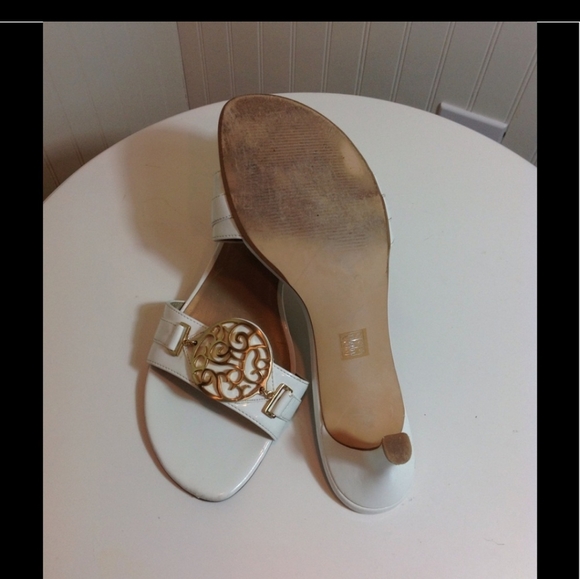 Moda White with Gold Medallion size 8.5 - Picture 3 of 5